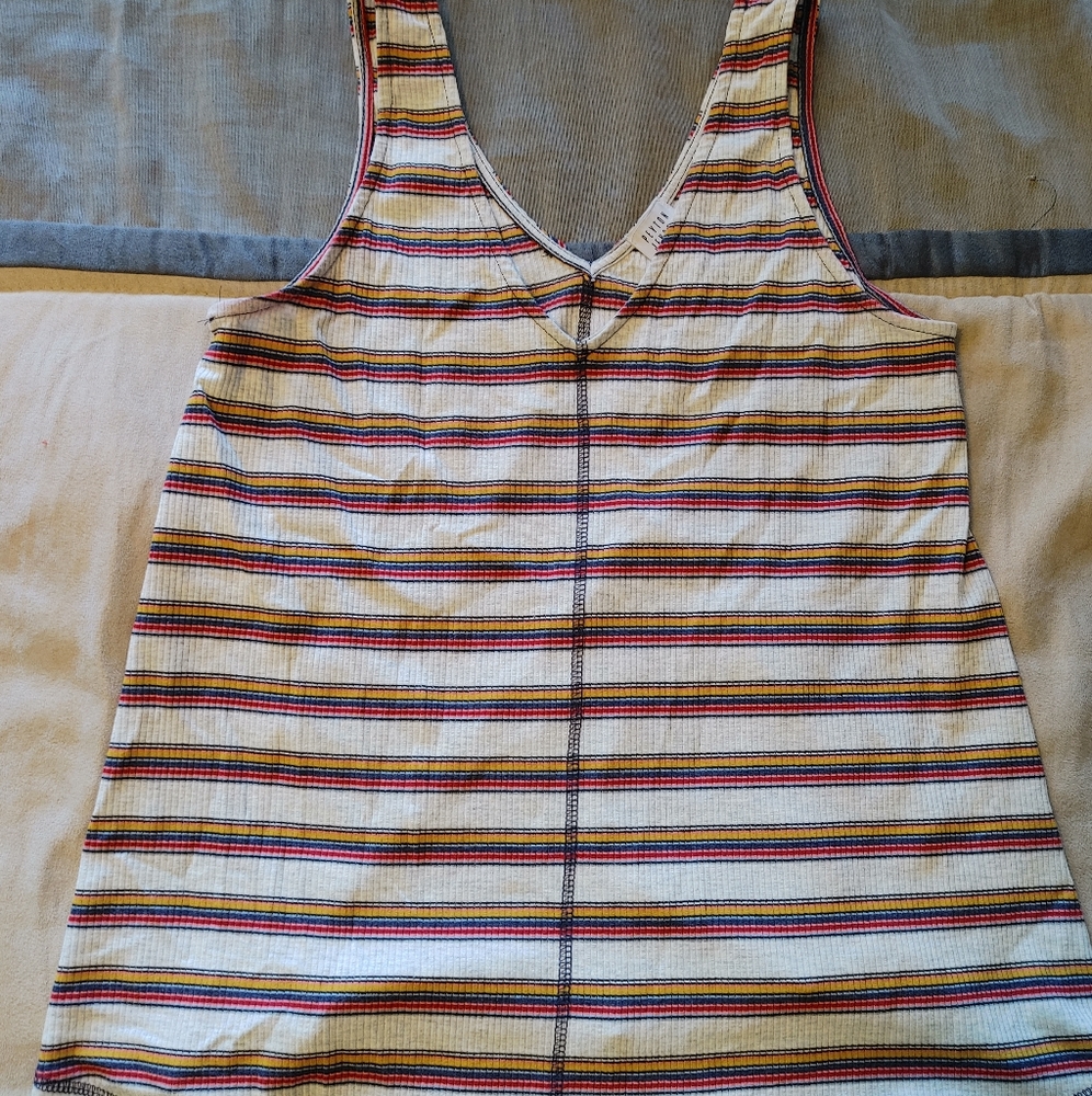 Lightweight vneck tank